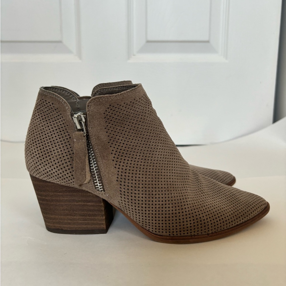 Vince Camuto Nethera Suede Perforated Ankle Boots Size 7.5